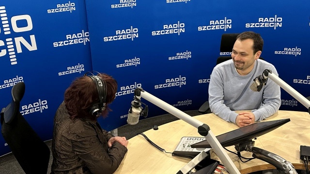 Janusz Wawrowski udziela wywiadu Dorocie Zamolskiej. Fot. Mateusz Szpilewski [Radio Szczecin] Prof. Janusz Wawrowski zagra na skrzypcach Stradivariusa podczas 7. Festiwalu Szczecin Classic [ZDJĘCIA]