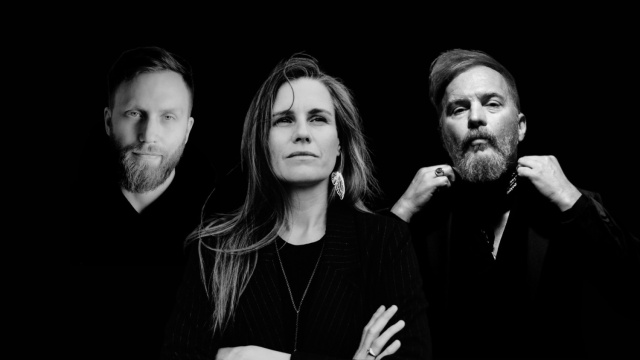 Nikola Kołodziejczyk (od lewej), Natalia Grosiak, Tomasz Organek. Fot. Materiały prasowe Filharmonii im. Mieczysława Karłowicza w Szczecinie Premiera albumu „Budyń o smaku Mickiewicza” w Złotej Sali Filharmonii [ZDJĘCIA]