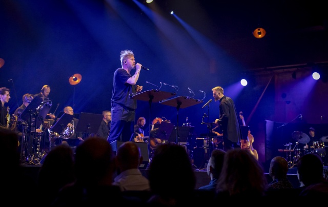 Tomasz Organek z Nikola Kołodziejczyk Orchestra. Fot. Sebastian Wołosz „Budyń o smaku Mickiewicza” podano w złocie Filharmonii [ZDJĘCIA]