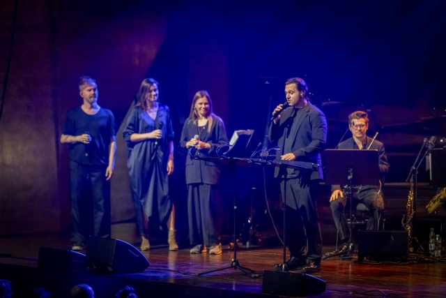 Wokaliści Tomasz Organek (od lewej), Agnieszka Kiepuszewska, Natalia Grosiak, Maciej Starnawski. Fot. Sebastian Wołosz „Budyń o smaku Mickiewicza” podano w złocie Filharmonii [ZDJĘCIA]