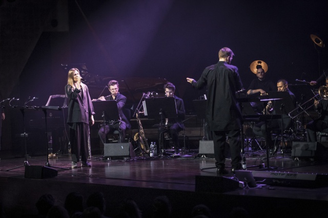 Natalia Grosiak z Nikola Kołodziejczyk Orchestra. Fot. Sebastian Wołosz „Budyń o smaku Mickiewicza” podano w złocie Filharmonii [ZDJĘCIA]