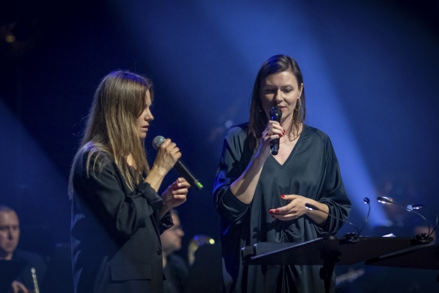 Natalia Grosiak (od lewej) i Agnieszka Kiepuszewska. Fot. Sebastian Wołosz „Budyń o smaku Mickiewicza” podano w złocie Filharmonii [ZDJĘCIA]