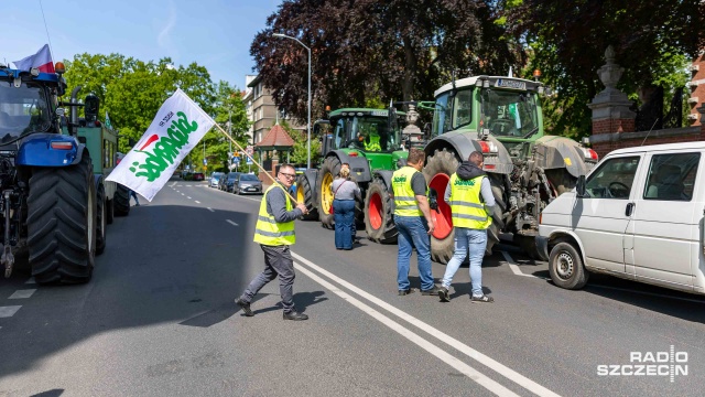 Fot. Robert Stachnik [Radio Szczecin] Protest rolników przed urzędem wojewódzkim [WIDEO, ZDJĘCIA]