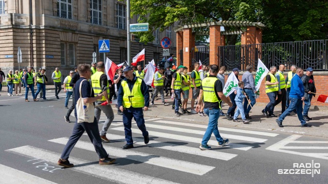 Fot. Robert Stachnik [Radio Szczecin] Protest rolników przed urzędem wojewódzkim [WIDEO, ZDJĘCIA]