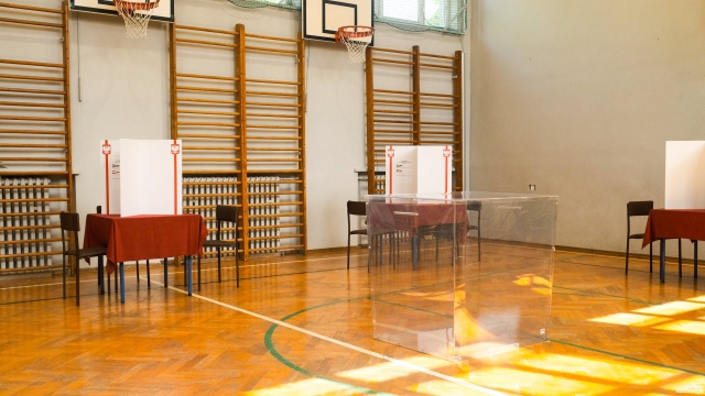 Fot. Wojciech Ochrymiuk [Radio Szczecin] Lokale wyborcze przygotowują się na przyjęcie wyborców [WIDEO, ZDJĘCIA]