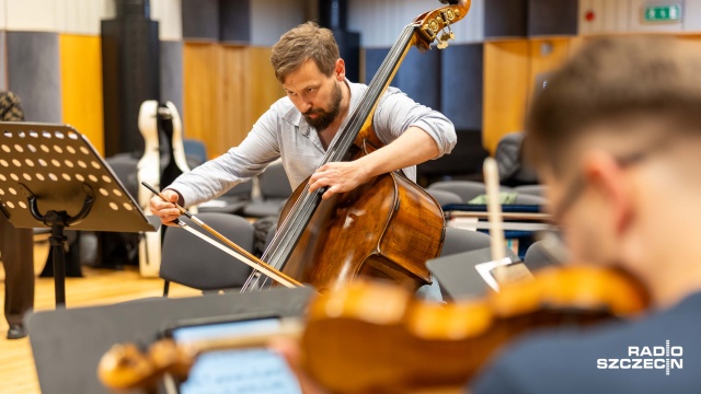 Karol Nasiłowski – kontrabasista. Fot. Robert Stachnik [Radio Szczecin] W studiu koncertowym Radia Szczecin trwają próby do prapremiery dzieła Janusza Stalmierskiego [ZDJĘCIA]