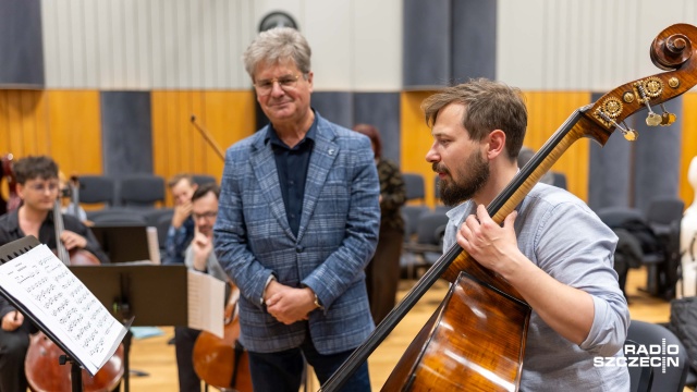 Janusz Stalmierski – kompozytor (L), Karol Nasiłowski – kontrabasista. Fot. Robert Stachnik [Radio Szczecin] W studiu koncertowym Radia Szczecin trwają próby do prapremiery dzieła Janusza Stalmierskiego [ZDJĘCIA]