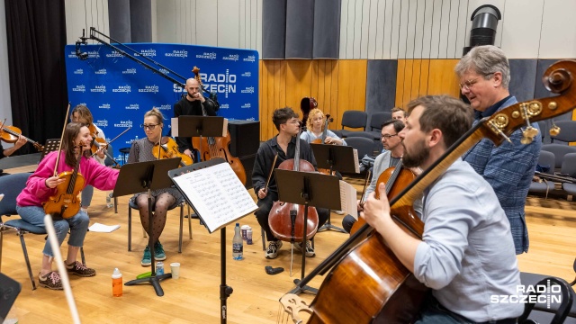Janusz Stalmierski – kompozytor (P), Karol Nasiłowski – kontrabasista z Baltic Neopolis Orchestra. Fot. Robert Stachnik [Radio Szczecin] W studiu koncertowym Radia Szczecin trwają próby do prapremiery dzieła Janusza Stalmierskiego [ZDJĘCIA]