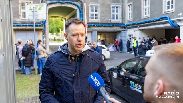 Fot. Robert Stachnik [Radio Szczecin] Taksówkarze pomagają w organizacji wyborów [WIDEO, ZDJĘCIA]