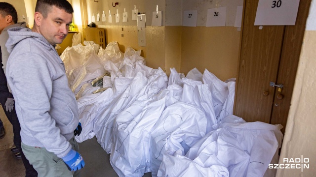 Fot. Robert Stachnik [Radio Szczecin] Taksówkarze pomagają w organizacji wyborów [WIDEO, ZDJĘCIA]