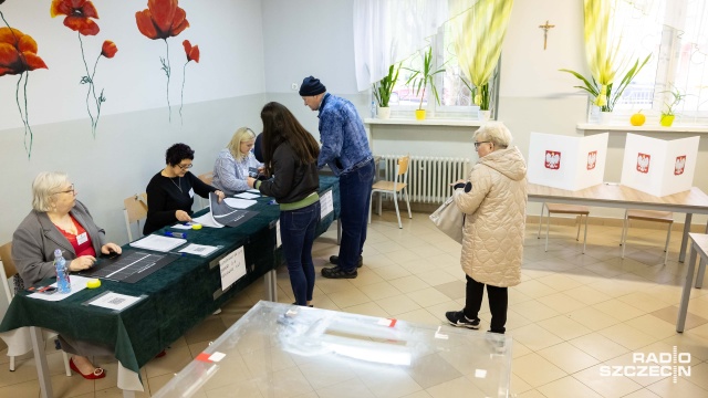 Fot. Robert Stachnik [Radio Szczecin] Pierwsi szczecinianie oddali głos w wyborach prezydenckich [WIDEO, ZDJĘCIA]