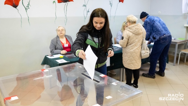 Fot. Robert Stachnik [Radio Szczecin] Pierwsi szczecinianie oddali głos w wyborach prezydenckich [WIDEO, ZDJĘCIA]