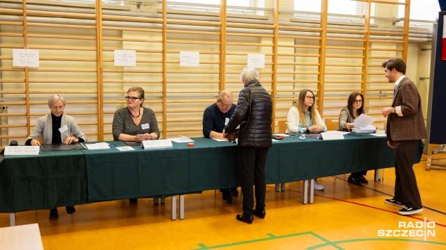 Fot. Robert Stachnik [Radio Szczecin] Pierwsi szczecinianie oddali głos w wyborach prezydenckich [WIDEO, ZDJĘCIA]