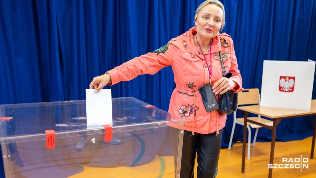 Fot. Robert Stachnik [Radio Szczecin] Pierwsi szczecinianie oddali głos w wyborach prezydenckich [WIDEO, ZDJĘCIA]