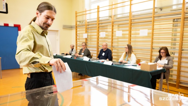 Fot. Robert Stachnik [Radio Szczecin] Pierwsi szczecinianie oddali głos w wyborach prezydenckich [WIDEO, ZDJĘCIA]