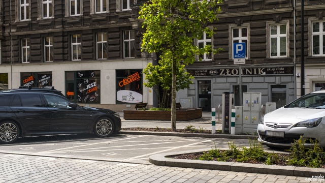 Fot. Wojciech Ochrymiuk [Radio Szczecin] Parkują na miejscach dla elektryków. Spór kierowców narasta [WIDEO, ZDJĘCIA]