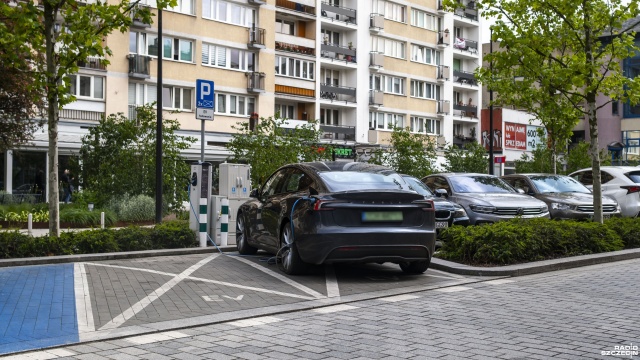 Fot. Wojciech Ochrymiuk [Radio Szczecin] Parkują na miejscach dla elektryków. Spór kierowców narasta [WIDEO, ZDJĘCIA]