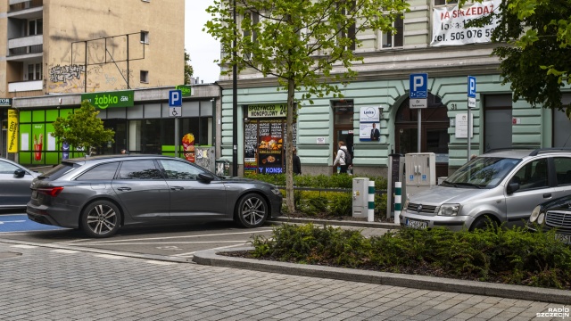 Fot. Wojciech Ochrymiuk [Radio Szczecin] Parkują na miejscach dla elektryków. Spór kierowców narasta [WIDEO, ZDJĘCIA]