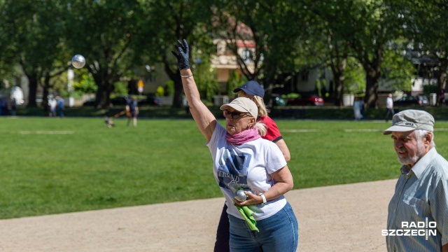 Fot. Robert Stachnik [Radio Szczecin] Seniorzy grają w bule. "Rajcuje mnie to bardzo" [WIDEO, ZDJĘCIA]