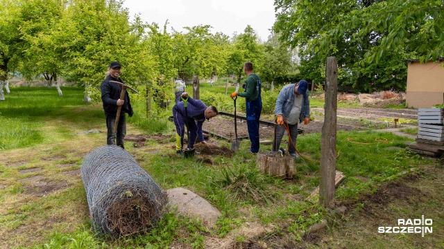 Fot. Robert Stachnik [Radio Szczecin] Wolontariusze i uczniowie odświeżyli "Zaczarowany Ogród" [WIDEO, ZDJĘCIA]