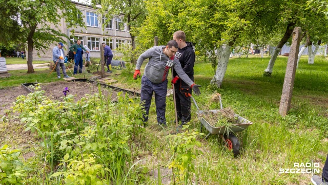Fot. Robert Stachnik [Radio Szczecin] Wolontariusze i uczniowie odświeżyli "Zaczarowany Ogród" [WIDEO, ZDJĘCIA]