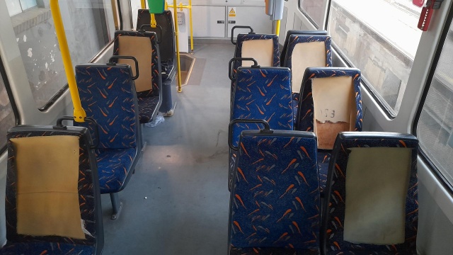 Fot. Tramwaje Szczecińskie W niecałą minutę zdewastowali tramwaj. Policja szuka sprawców [WIDEO, ZDJĘCIA]