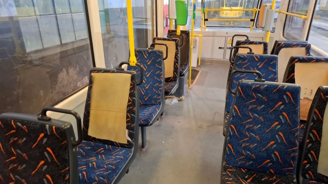 Fot. Tramwaje Szczecińskie W niecałą minutę zdewastowali tramwaj. Policja szuka sprawców [WIDEO, ZDJĘCIA]