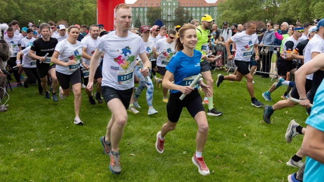Fot. Robert Stachnik [Radio Szczecin] Sztafety biegają po Jasnych Błoniach i Parku Kasprowicza [WIDEO, ZDJĘCIA]
