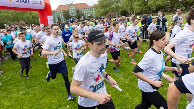 Fot. Robert Stachnik [Radio Szczecin] Sztafety biegają po Jasnych Błoniach i Parku Kasprowicza [WIDEO, ZDJĘCIA]