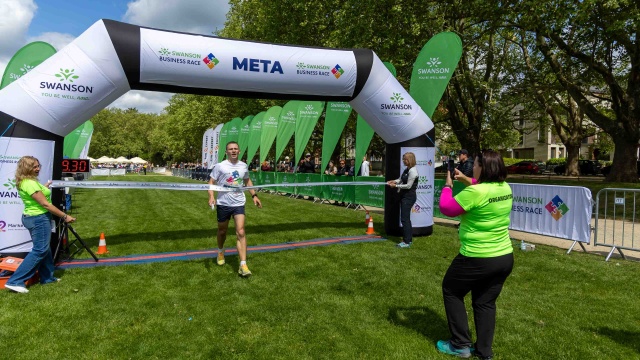 Fot. Robert Stachnik [Radio Szczecin] Sztafety biegają po Jasnych Błoniach i Parku Kasprowicza [WIDEO, ZDJĘCIA]