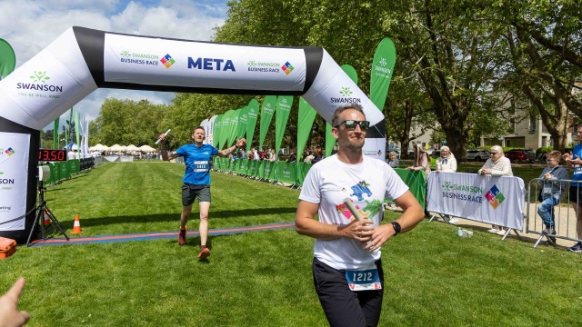 Fot. Robert Stachnik [Radio Szczecin] Sztafety biegają po Jasnych Błoniach i Parku Kasprowicza [WIDEO, ZDJĘCIA]