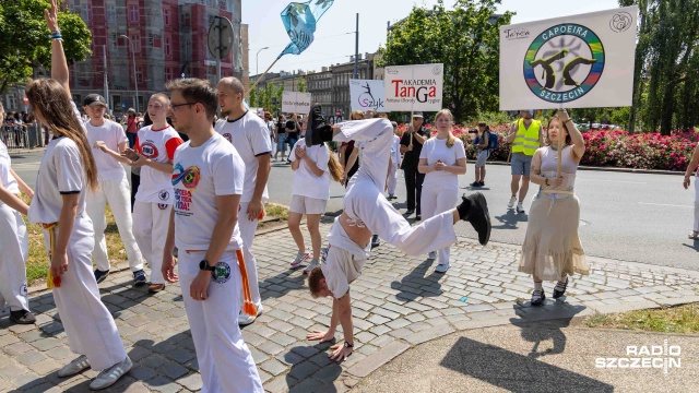 Fot. Robert Stachnik [Radio Szczecin] Kolorowa parada festiwalu tańca przeszła ulicami Szczecina [WIDEO, ZDJĘCIA]