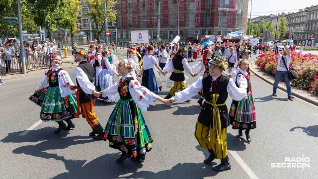 Fot. Robert Stachnik [Radio Szczecin] Kolorowa parada festiwalu tańca przeszła ulicami Szczecina [WIDEO, ZDJĘCIA]
