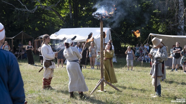 Fot. Kamila Kozioł [Radio Szczecin] Żywy ogień i oczyszczenie podczas celebracji Nocy Kupały [WIDEO, ZDJĘCIA]
