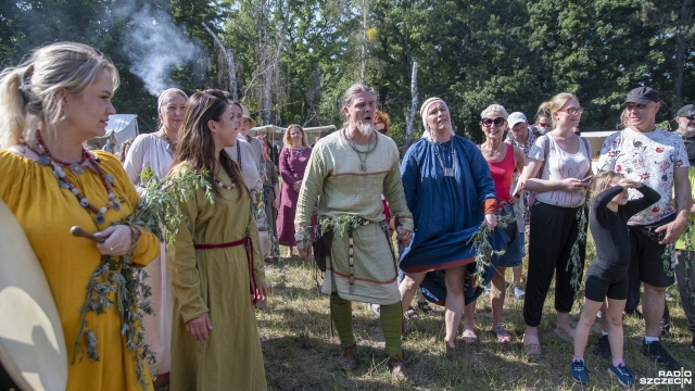 Fot. Kamila Kozioł [Radio Szczecin] Żywy ogień i oczyszczenie podczas celebracji Nocy Kupały [WIDEO, ZDJĘCIA]