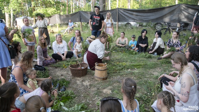 Fot. Kamila Kozioł [Radio Szczecin] Puszczały wianki by znaleźć męża. Trwają obchody Nocy Kupały [ZDJĘCIA]
