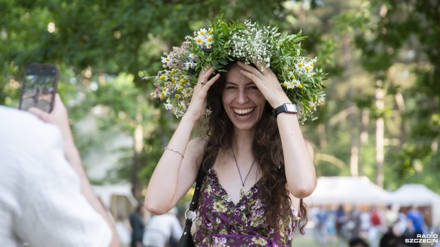 Fot. Kamila Kozioł [Radio Szczecin] Puszczały wianki by znaleźć męża. Trwają obchody Nocy Kupały [ZDJĘCIA]
