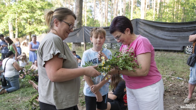 Fot. Kamila Kozioł [Radio Szczecin] Puszczały wianki by znaleźć męża. Trwają obchody Nocy Kupały [ZDJĘCIA]
