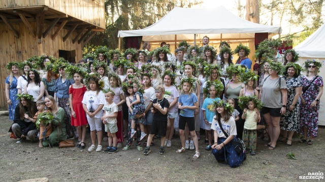Fot. Kamila Kozioł [Radio Szczecin] Puszczały wianki by znaleźć męża. Trwają obchody Nocy Kupały [ZDJĘCIA]