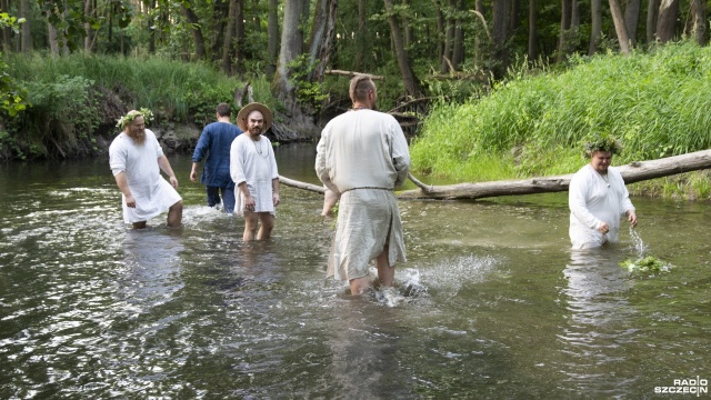 Fot. Kamila Kozioł [Radio Szczecin] Puszczały wianki by znaleźć męża. Trwają obchody Nocy Kupały [ZDJĘCIA]