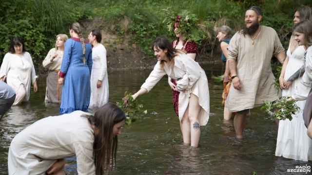 Fot. Kamila Kozioł [Radio Szczecin] Puszczały wianki by znaleźć męża. Trwają obchody Nocy Kupały [ZDJĘCIA]