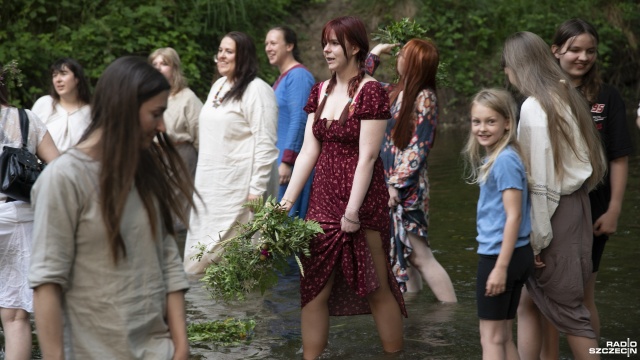 Fot. Kamila Kozioł [Radio Szczecin] Puszczały wianki by znaleźć męża. Trwają obchody Nocy Kupały [ZDJĘCIA]