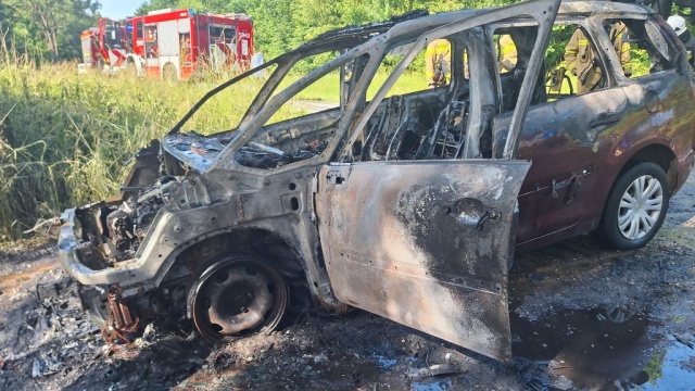 Spłonął samochód między Starym Węgorzynkiem a Storkowem na wysokości skrzyżowania do miejscowości Granica na granicy powiatów łobeskiego i stargardzkiego. Fot. OSP Węgorzyno Korki na drogach regionu [AKTUALIZACJA]