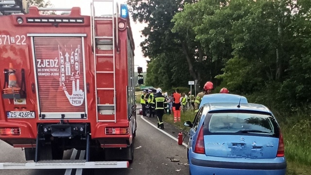 Dwa samochody osobowe zderzyły się w miejscowości Łowicz Wałecki w pobliżu stacji paliw. Fot. facebook.com/OSPMiroslawiec Korki na drogach regionu [AKTUALIZACJA]