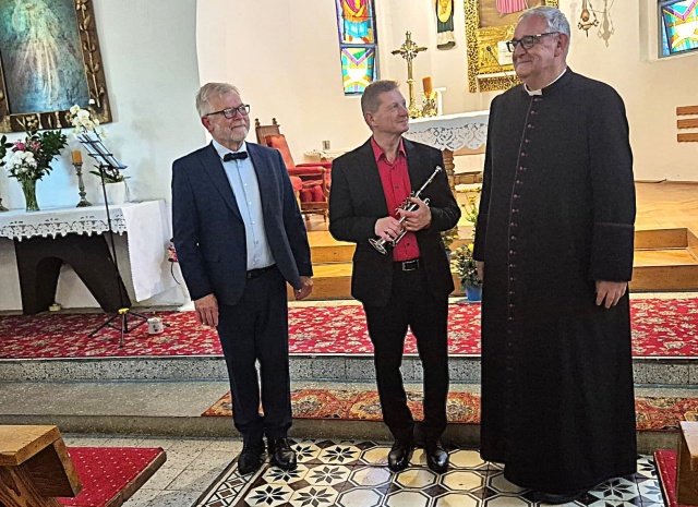Bogdan Narloch – organista (od lewej), Roman Gryń – trębacz i ksiądz kanonik Leszek Konieczny przyjmują gorące brawa publiczności. Fot. Dorota Zamolska Wolińskie organy Grüneberga zabrzmiały (po remoncie) na międzynarodowym festiwalu [ZDJĘCIA]