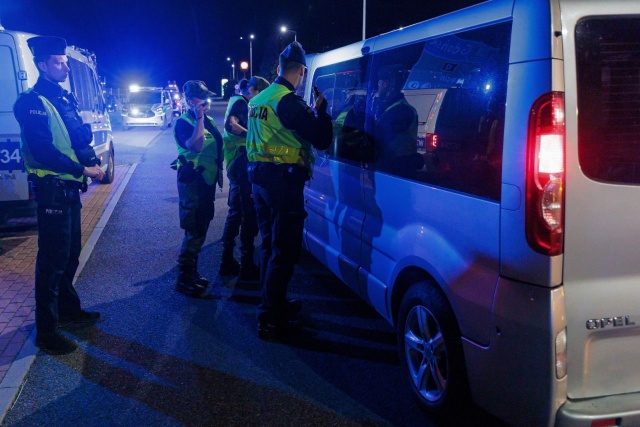 Patrol policji przeprowadza kontrolę na polsko-niemieckim przejściu granicznym w Kołbaskowie. Fot. PAP/Jerzy Muszyński Rozpoczęły się kontrole na granicy z Niemcami i Litwą [WIDEO, ZDJĘCIA]