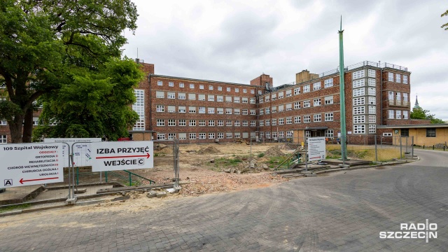 Fot. Robert Stachnik [Radio Szczecin] Umowa na kolejny etap remontu Szpitala Wojskowego podpisana [WIDEO, ZDJĘCIA]