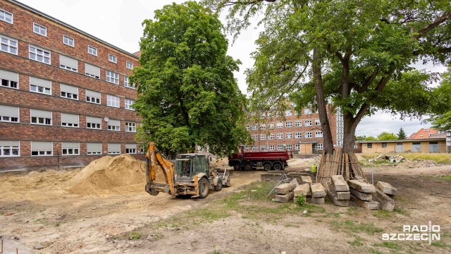 Fot. Robert Stachnik [Radio Szczecin] Umowa na kolejny etap remontu Szpitala Wojskowego podpisana [WIDEO, ZDJĘCIA]
