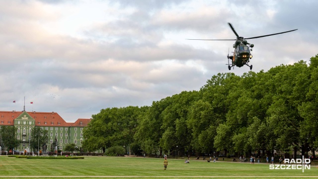 Fot. Robert Stachnik [Radio Szczecin] Wojskowy śmigłowiec lądował na Jasnych Błoniach [ZDJĘCIA]