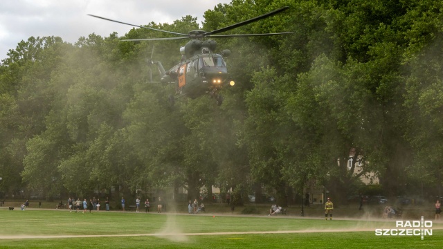 Fot. Robert Stachnik [Radio Szczecin] Wojskowy śmigłowiec lądował na Jasnych Błoniach [ZDJĘCIA]